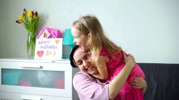 小女孩拥抱她的快乐妈妈在母亲节