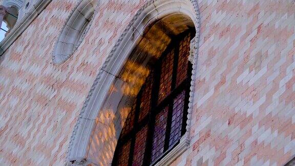 意大利威尼斯砖墙建筑上的一扇大窗户