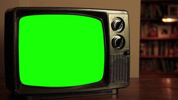 绿色屏幕的旧电视机