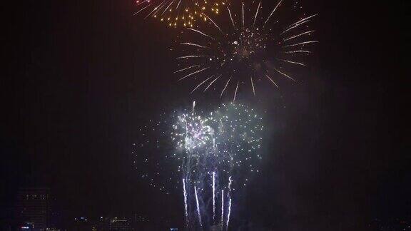 4K五彩缤纷的节日烟花夜空背景