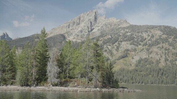 怀俄明州大提顿国家公园的珍妮湖穿梭船上的蒂维诺山和圣约翰山