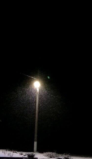 夜晚雪花落在灯笼的背景上模糊效果慢动作
