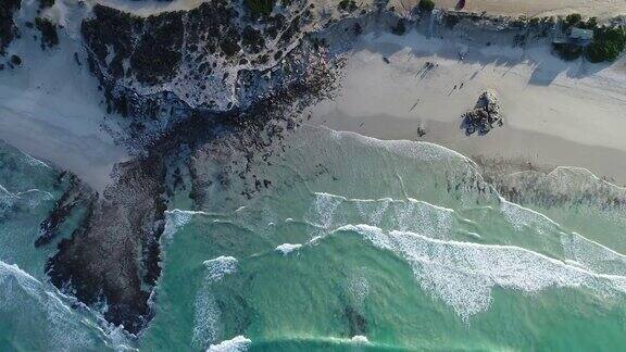 空中从上到下拍摄的海浪在海滩上撞击