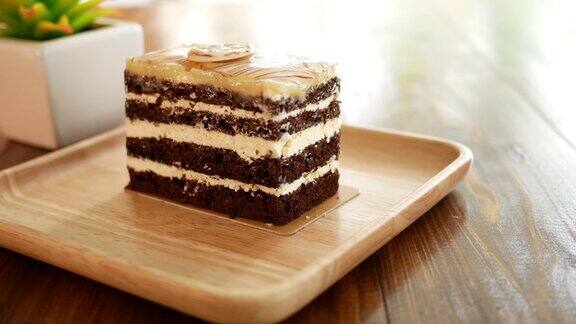 木盘子上的巧克力蛋糕