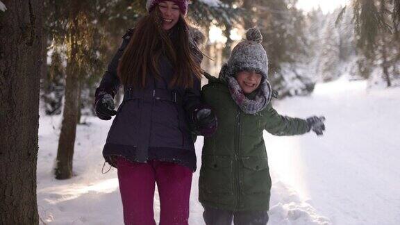 哥哥和妹妹在享受雪和寒假