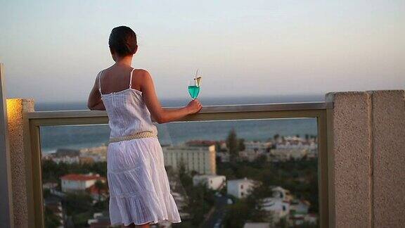 年轻女子在阳台上喝酒慢镜头