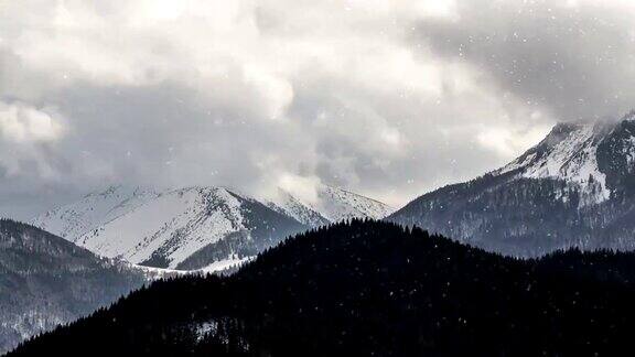 冬天的大暴风雪雪山时间流逝