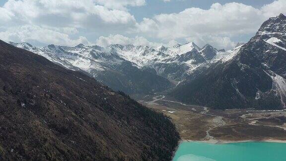 鸟瞰西藏雪山下的湖泊