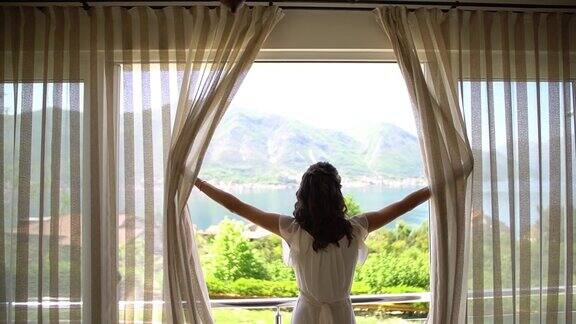 旅馆房间里的新娘走到窗前拉开窗帘