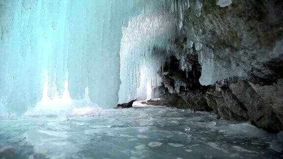 贝加尔湖上的冰洞
