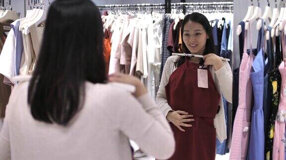 年轻女子正在服装店试穿衣服