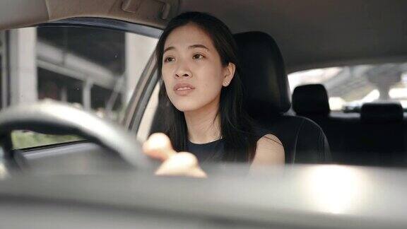 在泰国曼谷上班的路上亚洲泰国中国女性带着积极的情绪一边开车一边打电话
