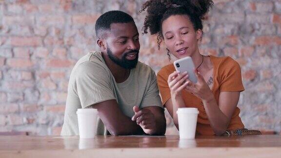 一对年轻情侣在咖啡店用智能手机自拍的4k视频片段