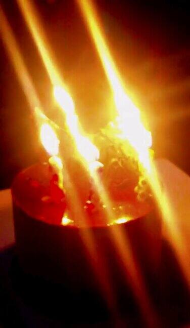 点燃蜡烛的生日蛋糕