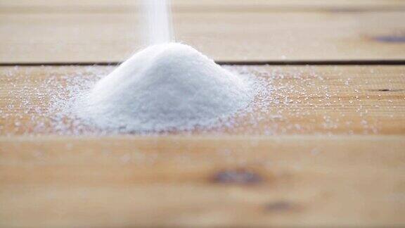 白糖堆在木桌上