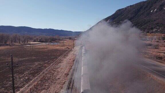 无人机拍摄的火车在杜兰戈的高速公路上行驶