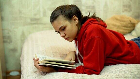 少女躺在床上看书