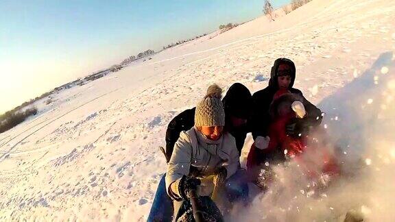 快乐的家庭游乐设施和微笑的雪道缓慢的运动雪的冬天的风景在户外运动