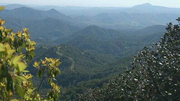 令人惊叹的山景水平全景的绿色山丘美丽的自然