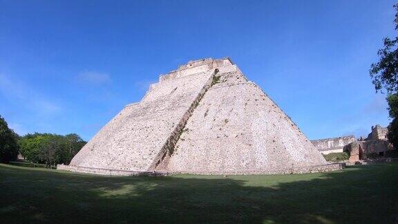 墨西哥乌克斯马尔遗址的魔术师金字塔