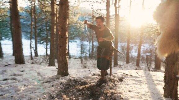 强壮的中世纪武士用剑练习格斗技巧