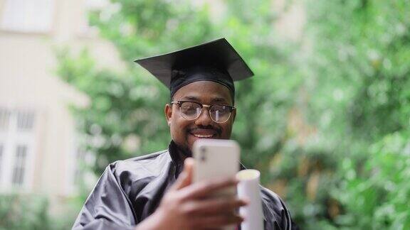 黑人学生在毕业典礼上进行视频通话