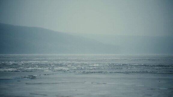 雾中结冰的湖