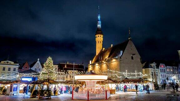 爱沙尼亚塔林市政厅广场传统圣诞市场和旋转木马的延时拍摄圣诞树和贸易公司著名地标和联合国教科文组织世界遗产