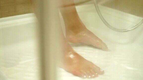 女人的脚在淋浴近距离