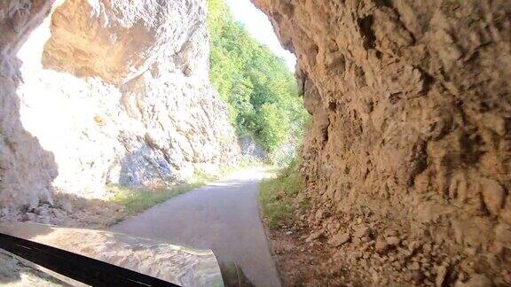 开车穿过黑山皮瓦河附近岩石上的天然隧道