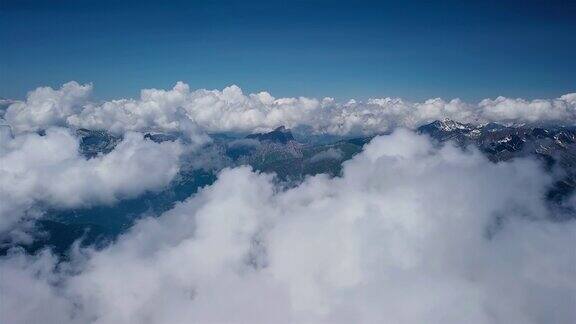 从云层中飞越高山景观