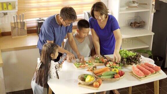 亚洲母亲在厨房教家人如何做饭