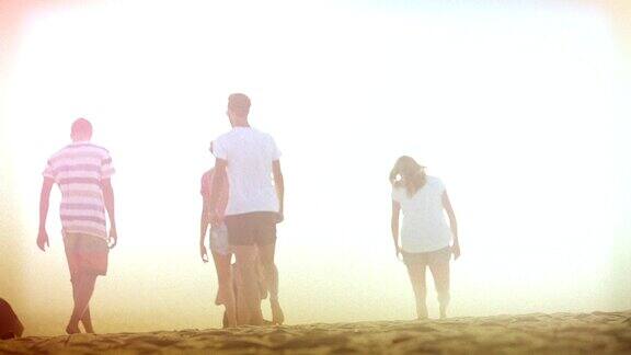 日落时分一群朋友在海滩上跑步