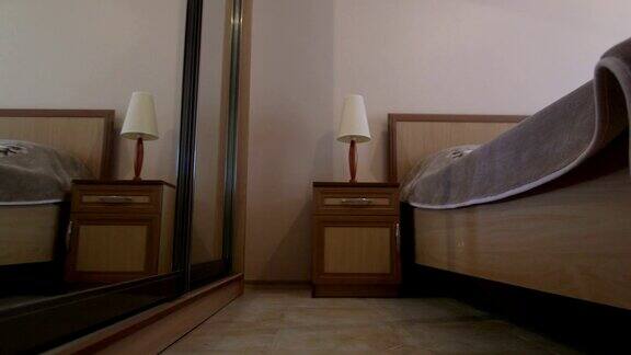 推拉门镜衣柜在现代酒店卧室内部