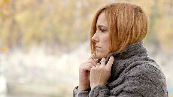 悲伤忧郁的女人侧影在寒冷的冬日里