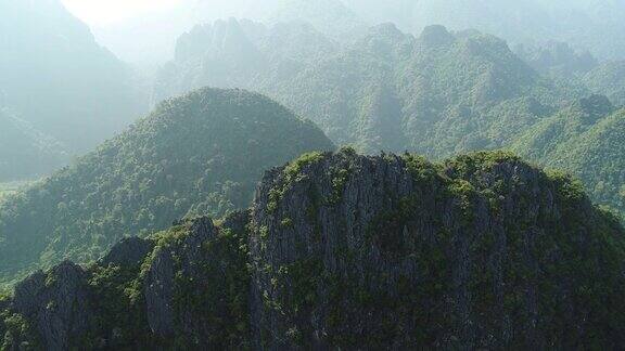 从空中俯瞰老挝万荣镇周围的风景