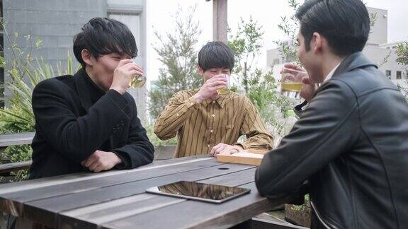 日本男性朋友在屋顶花园喝茶