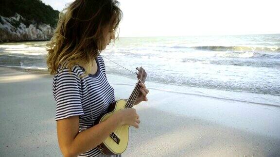 在海边弹奏尤克里里的女人