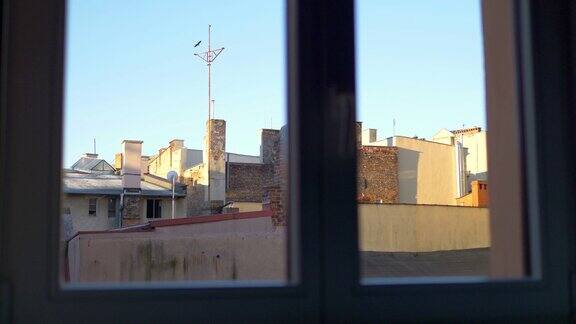透过窗户看肮脏的老建筑和烟囱4k慢镜头60帧秒