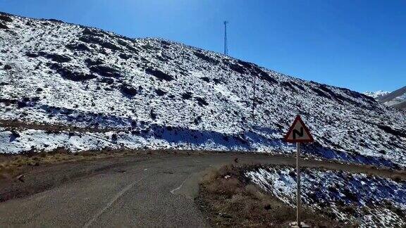 雪山中的路