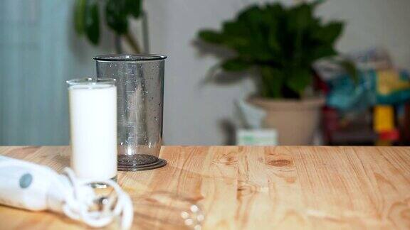 健康饮食桌子上有搅拌机杯子里有牛奶