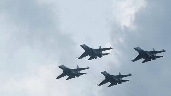军事航空展上四架苏35飞机正在天空中慢镜头飞行