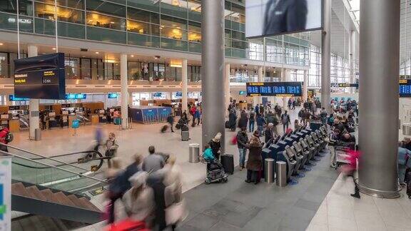 时光流逝的旅行者在丹麦哥本哈根机场出发大厅拥挤