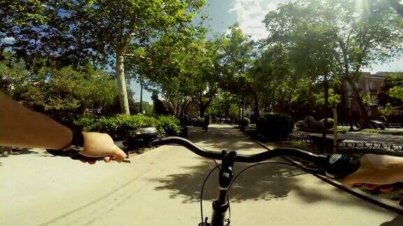 视角:在马德里的一个公园里骑自行车