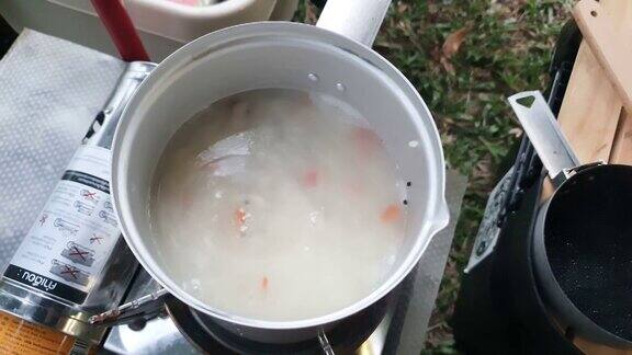 用米桨搅拌“Juk”(韩国米粥)烹饪户外露营