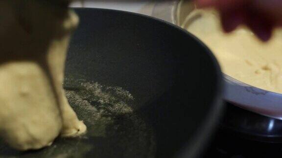 在平底锅上加入黄油然后加入面团和一个量杯和烹饪薄饼