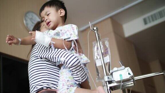 男婴和母亲在医院静脉输液4K