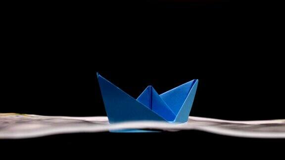 蓝色纸船在水面上