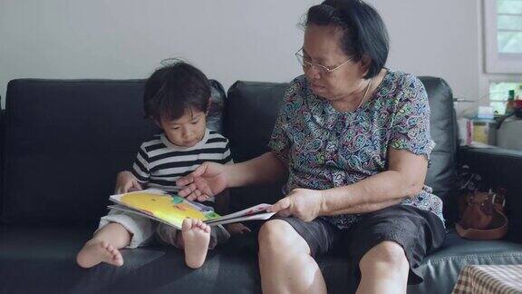 亚洲祖母在家里和孙子玩
