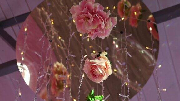 装饰玫瑰和灯泡花环的节日装饰